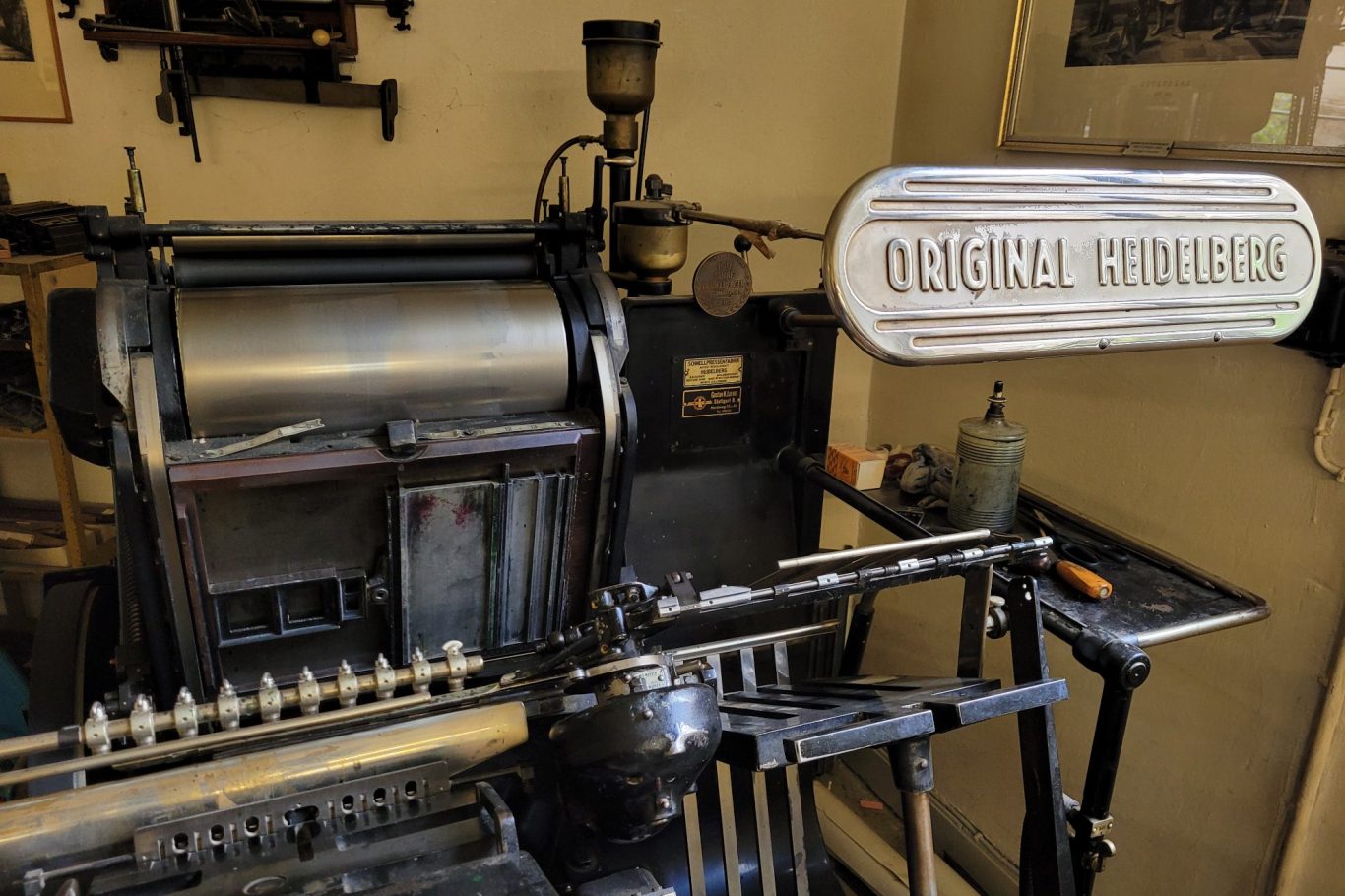 Buchdruckmaschine mit einem Schild "Original Heidelberg".